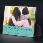 Placa Expositora Foto de tipografía manuscrita de las hermanas<br><div class="desc">Celebre el inquebrantable vínculo de hermandad con la placa fotográfica de la tipografía manuscrita de nuestras hermanas,  con un guión elegante y moderno sobre un fondo azul jade. Este conservador captura hermosamente recuerdos preciados,  convirtiéndolo en el regalo perfecto para los mejores amigos y hermanas queridas por igual.</div>
