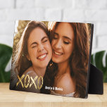 Placa Expositora Foto de XOXO Best Friends Gold Script BFF<br><div class="desc">¡Un regalo para su bienestar por un cumpleaños o el Día de Galentine! XOXO en letras en negrita de guiones dorados,  así como sus nombres personalizados y foto en una placa fotográfica de moda.</div>