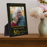 Placa Expositora Foto del 50° Aniversario de los Padres Negros Y Or<br><div class="desc">Elegante aniversario de boda dorado para personalizar con fotos y nombres.</div>