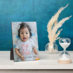 Placa Expositora Foto del bebé girando una<br><div class="desc">Una linda foto de un niño de un año con una foto de tu pequeño "uno de los tipos". Reemplace esta foto de ejemplo con su propia adorable foto de un bebé de un año de edad.</div>