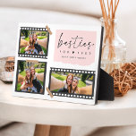 Placa Expositora Foto del Collage del Personalizado Besties<br><div class="desc">Esta placa de Besties Personalizado Collage Photo es una forma elegante y moderna de celebrar tus bestias. Presenta un collage de fotos único en el diseño de un carrete de cámara. Con una divertida nota rosada y un guión elegante, es el lugar perfecto para capturar recuerdos con tus amigos más...</div>