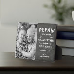 Placa Expositora Foto del Día del Padre Abuelo Pepaw<br><div class="desc">¡El abuelo es para los ancianos, así que en vez de eso es Pepaw! Esta increíble placa fotográfica de cita es perfecta para el Día del Padre, cumpleaños, o para celebrar que un nuevo abuelo o abuelo sea el que ama el golf. El diseño muestra el dicho "Pepaw, porque el...</div>