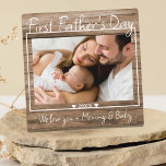 Placa Expositora Foto del Día del Primer Padre que muestra madera r<br><div class="desc">Un regalo sencillo y memorable para el nuevo papá personalizado con su foto favorita con mamá y su bebé.</div>