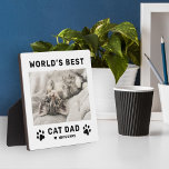 Placa Expositora Foto del mejor Personalizado de la Plaza Blanca de<br><div class="desc">Este sencillo y moderno cartel de placa de personalizado cuadrado con fotos en placa muestra un espacio fotográfico en forma de retrato con la frase "El mejor papá gato del mundo" del personalizado con nombres de mascotas gatitos de estilo negro moderno con adorables huellas de pata, acento cardíaco y personalización...</div>