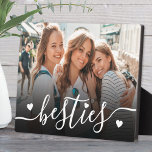 Placa Expositora Foto del personalizado Besties Best Friends<br><div class="desc">Cree un keepsake personalizado con esta pantalla personalizada de decoración fotográfica-hogar. La parte frontal muestra tu foto favorita con la palabra "besties" escrita en la parte inferior en un tipo de letra de guión fluido, acentuada por algunos pequeños detalles del corazón. Un degradado negro sutil se sienta detrás del texto...</div>