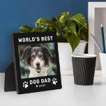 Placa Expositora Foto del Personalizado Black Square del mejor perr<br><div class="desc">Este sencillo y moderno cartel de placa de personalizado cuadrado con fotos en placa muestra un espacio fotográfico en forma de retrato con la frase "El mejor papá perro del mundo" del personalizado con el nombre del perro cachorro mascota en un estilo negro moderno con adorables huellas de pata, acento...</div>