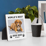 Placa Expositora Foto del Personalizado de la Plaza Blanca de Mejor<br><div class="desc">Este sencillo y moderno cartel de placa de personalizado cuadrado con fotos en placa muestra un espacio fotográfico en forma de retrato con la frase "El mejor papá perro del mundo" del personalizado con el nombre del perro cachorro mascota en un estilo negro moderno con adorables huellas de pata, acento...</div>