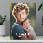 Placa Expositora Foto del recién nacido del día del padre del padre<br><div class="desc">Placa fotográfica con tu foto y el texto "Dad" con una letra moderna. El año que viene a continuación es como un overlay blanco.</div>
