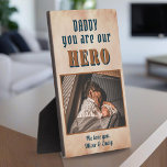 Placa Expositora Foto familiar del Día del Padre de Hero Papi<br><div class="desc">Placa fotográfica del Día de la Familia de Papá Hero. De hija o hijo al héroe especial en su vida. Añade tu foto y nombre. Puedes cambiar a papá en papá, papá, papa, pap, .. El fondo es una acuarela de color naranja. Un regalo perfecto y un dulce regalo del...</div>