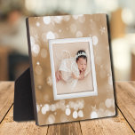 Placa Expositora Foto familiar Keepsake<br><div class="desc">Hecho para parecer dimensional, un borde de estrellas y puntos sobre el oro crea un hermoso marco para tu foto favorita en esta placa de mesa con un caballete integrado. La imagen se coloca directamente en el panel de soporte para una imagen asombrosamente nítida con una superficie limpia y fácil...</div>