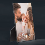 Placa Expositora Foto familiar personalizada de Love Script<br><div class="desc">Usando un guión hermoso y moderno para la palabra "Amor",  esta foto de amor familiar puede ser fácilmente personalizada con su propia foto familiar favorita. Una elegante placa fotográfica es para ser apreciada y mostrada,  una moderna opción fotográfica.</div>
