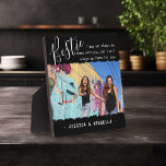 Placa Expositora Foto personalizada de Bestie Bestie BFF<br><div class="desc">Placa de fotos de amistad moderna, con el título 'Bestie' en un elegante texto de escritura caligráfica, una cita de los mejores amigos que dice 'Puede que no siempre esté contigo, pero siempre estaré ahí para ti', que puede ser personalizada, una foto principal de ti y de tu FFP en...</div>