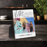 Placa Expositora Foto personalizada de Bestie Bestie BFF<br><div class="desc">Placa de fotos de amistad moderna, con el título 'Bestie' en un elegante guión de caligrafía, una cita de los mejores amigos que dice 'Puede que no siempre esté contigo, pero siempre estaré ahí para ti', que se puede personalizar, una foto principal de ti y de tu FFP en un...</div>