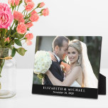 Placa Expositora Foto personalizada de la boda elegante<br><div class="desc">placa de foto negra de boda keepsake para celebrar tu día especial con tu foto favorita. Personalice con sus nombres y fecha boda en una tipografía blanca elegante.</div>