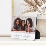 Placa Expositora Foto personalizada de los abuelos de la abuela y l<br><div class="desc">Crea un regalo dulce para los abuelos con esta placa fotográfica personalizada. "Gramma & Grandad" aparece debajo de la foto con letras grises de moda,  con el mensaje de su personalizado y los nombres de sus nietos puestos.</div>