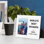 Placa Expositora Foto personalizada del mejor abuelo del mundo<br><div class="desc">Esta placa fotográfica personalizado, simple y moderna, muestra un espacio fotográfico en forma de retrato con la frase personalizado "Mejor Abuelo del Mundo" con los nombres de los nietos en un estilo negro moderno con acento cardíaco rojo y personalización del nombre del(los) niño(s). ¡Hace un gran regalo para el Día...</div>