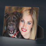 Placa Expositora Foto personalizado<br><div class="desc">Diseñar su propia placa fotográfica. Reemplace fácilmente esta foto de muestra con su foto con su propio personaje y sus seres queridos. Esta muestra de una mujer y su amada mascota.</div>