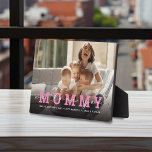 Placa Expositora Foto Personalizado moderna con guión: 'Te queremos<br><div class="desc">Crea tu propio regalo fotográfico para la mamá de este regalo del Día de la Madre. Este diseño moderno incluye una foto de su elección, un overlay oscuro en la parte inferior con el texto en negrita y rosa MUMMY combinado con el elegante guión en blanco "te amamos" en la...</div>