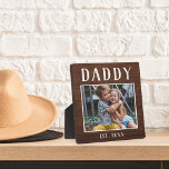 Placa Expositora Foto Rustic Personalizada<br><div class="desc">Encantadora placa personalizado para el Día del Padre,  cumpleaños o nuevos papás,  muestra una foto favorita con "Papi" arriba con letras rústicas. Personalice con el año en que se convirtió en padre,  o agregue un mensaje o nombre personalizado.</div>