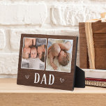 Placa Expositora Foto Rustic Two<br><div class="desc">El encantador cartel de madera para el Día del Padre,  los cumpleaños o los nuevos papás presenta dos fotos lado a lado en un fondo rústico con "papá" debajo.</div>