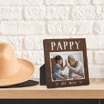 Placa Expositora Foto Rustica Personalizada Del Abuelo Pappino<br><div class="desc">La placa del abuelo personalizado para el Día del Padre,  los cumpleaños o el Día del Abuelo muestra una foto favorita de su nieto o nieto con "Pappy" arriba con letras rústicas. Personalice con el año en que se convirtió en abuelo,  o agregue un mensaje o nombre personalizado.</div>