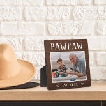 Placa Expositora Foto Rustica Personalizada Del Abuelo Pawpaw<br><div class="desc">La placa del abuelo personalizado para el Día del Padre,  los cumpleaños o el Día del Abuelo muestra una foto favorita de su nieto o nieto con "Pawpaw" arriba en letras rústicas. Personalice con el año en que se convirtió en abuelo,  o agregue un mensaje o nombre personalizado.</div>