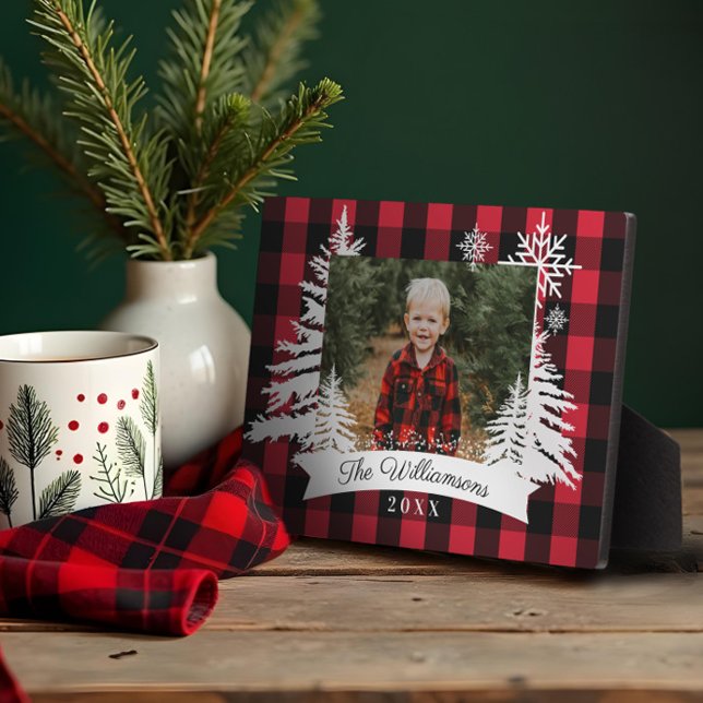 Placa Expositora Fotografía de la familia de pinos rojos en forma d (Red Buffalo Plaid Rustic Pine Tree Family Photo Plaque)