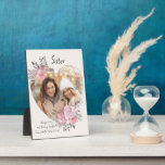 Placa Expositora Fotografía de la hermana Plaque Gold Heart Floral<br><div class="desc">Placa fotográfica personalizado que puedes personalizar para cualquiera y agregar un dicho o palabras favoritas del corazón. Tu foto se coloca en un marco dorado geométrico en forma de corazón. El marco de piedras preciosas está decorado con ramos acuarelas de flores rosas. Está escrito con la frase "Hermana.. siempre cuidando...</div>