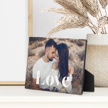 Placa Expositora Fotografía de Parejas Personalizadas de Overlay<br><div class="desc">Crea un dulce sabor de tu boda,  luna de miel o momento especial con esta hermosa placa fotográfica personalizado que es perfecta para parejas. Añade una foto horizontal y un personalizar favoritos con tus nombres en la parte inferior. "Amor" aparece como un texto blanco sobre letras modernas.</div>