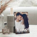 Placa Expositora Fotografía de Parejas Personalizadas de Overlay<br><div class="desc">Crea un dulce sabor de tu boda,  luna de miel o momento especial con esta hermosa placa fotográfica personalizado que es perfecta para parejas. Añade una foto vertical y un personalizar favoritos con tus nombres en la parte inferior. "Amor" aparece como un texto blanco sobre letras modernas.</div>