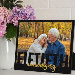 Placa Expositora Fotografía de tipografía sobredimensionada de cinc<br><div class="desc">Placa fotográfica moderna para su aniversario de boda dorado. El diseño presenta una tipografía moderna de gran tamaño y escritura de pincel en negro y oro. La plantilla de fotos está configurada para que agregue una de sus fotos favoritas,  que se muestra en formato horizontal.</div>