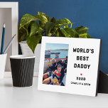 Placa Expositora Fotografía personalizada de Mejor Papi del Mundo<br><div class="desc">Esta placa fotográfica personalizado, sencilla y moderna, incluye un espacio fotográfico en forma de retrato con la frase "El mejor papi del mundo" del personalizado con nombres de niños de estilo negro moderno con acento cardíaco rojo y personalización del nombre o nombres de los niños. ¡Hace un gran regalo para...</div>