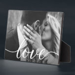 Placa Expositora Fotomontaje de pareja personalizado con lettering<br><div class="desc">Personaliza esta foto de placa con la tuya para un regalo considerado. Escritura elegante,  moderna y única para la palabra "Amor" con florituras de cola larga.</div>