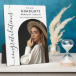 Placa Expositora Fotos de Arco Felicitaciones a nuestro graduado<br><div class="desc">Esta placa de la mesa de graduación de estilo contemporáneo tiene una plantilla de fotos que coloca la foto vertical elegida en una forma de arco popular. Las felicitaciones se escriben en un tipo de letra manuscrita con texto adicional que incluye el nombre del graduado y su escuela y el...</div>