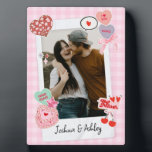 Placa Expositora Fotos de parejas Personalizados y regalo de texto<br><div class="desc">¡Cree un conservador atemporal con nuestra camiseta de fotos Personalizado para parejas! Personalízalo con tus fotos favoritas de pareja en un diseño de inspiración retro, perfecto para aniversarios, el Día de San Valentín, o simplemente porque. Puedes personalizar con tus fotos y texto. Esta camisa es un regalo único para celebrar...</div>