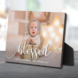 Placa Expositora Fotos de vacaciones de Navidades bendecidos Easel<br><div class="desc">Esta encantadora placa de mesa de guijarros muestra la palabra BLESSED en un hermoso guión blanco y cualquier información que quieras debajo en cualquier tipo de letra y color de fuente encima de tu foto favorita. Grandioso como un regalo o crear para ti mismo. Usar foto horizontal o vertical.</div>