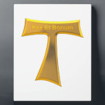 Placa Expositora Franciscan Tau Cross Pax Et Bonum Gold Metallic<br><div class="desc">Franciscan Tau Cross Pax Et Bonum Gold Metallic. Siéntase libre de cambiar el color de fondo y/u otras opciones a través de las excelentes herramientas de personalización de Zazzle.</div>