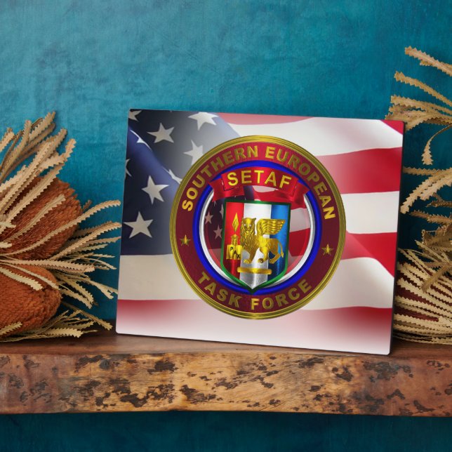 Placa Expositora Fuerza de Tarea del Sur de Europa (SETAF) (Lado)