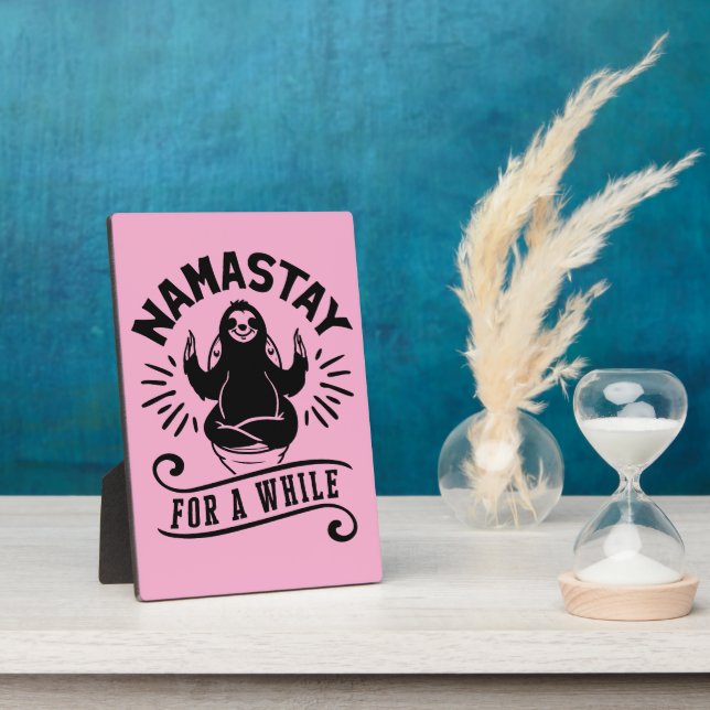 Placa Expositora Funny Sloth Bathroom Humor Namastay (Lado)