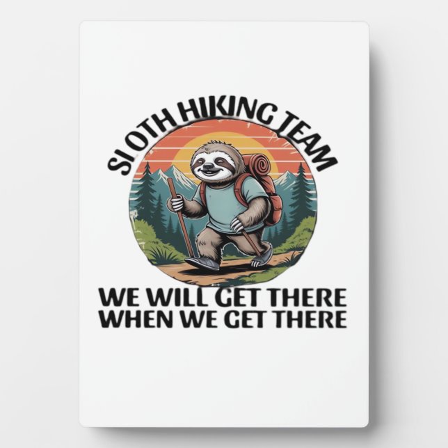 Placa Expositora Funny Sloth Hiking Team we'll get there when we ge (Frente)
