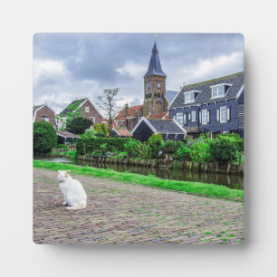 Placa Expositora Gato en el pueblo pesquero tradicional