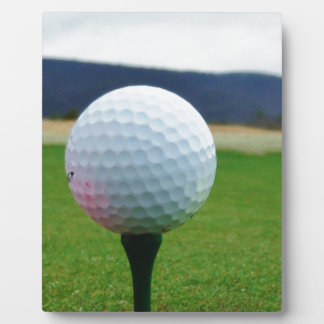 Placa Expositora Golf Ball en un campo de golf de montaña