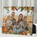Placa Expositora Gracias por la foto familiar moderna<br><div class="desc">Crea tu propia foto de la familia de personalizados Gracias por la placa personalizada otoño floral botánica decorativa keepsake con tu nombre familiar, monograma de corazón inicial y texto. Fácil de personalizar con la imagen y el nombre del personalizado. Puede ser un buen regalo para una familia en el Día...</div>