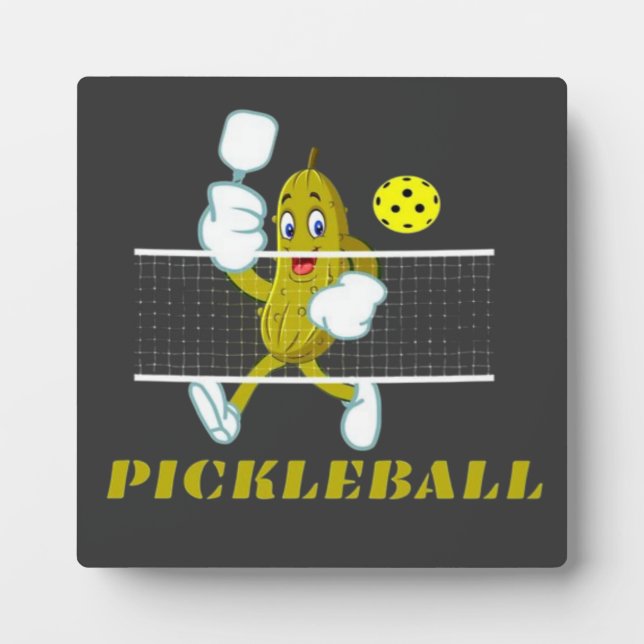 Placa Expositora Gracioso Pickle Jugando Pickleball (Frente)