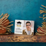 Placa Expositora Grado de escritura moderna foto de graduación simp<br><div class="desc">Moderno Grad Cap Grad Simple Graduation Photo Plaque. ¡Felicitaciones al GRAD! Felicidades por su merecido éxito y festejarlos con esta hermosa placa de mesa con caballete de caballete. Todos los textos están preorganizados para que puedas personalizarlos fácil y rápidamente con tus propios detalles.</div>