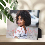 Placa Expositora Graduación de foto de grado de escritura de oro Ro<br><div class="desc">Elegante y elegante cartel de placa de graduación con caballete presenta una foto senior con un overlay falso rosa de guion de Relieve metalizado dorado. Personalice el texto moderno del personalizado con el nombre, el año escolar y el año de clase de su graduado. ¡Hace un lindo toque de queda...</div>