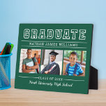 Placa Expositora Graduación de fotografía Graduada en verde moderno<br><div class="desc">Cartel de pantalla de placa de graduación fotográfica clásica 3 con rasgos de caballete de grado en negrita con texto personalizado moderno que se puede personalizar completamente con el nombre completo del graduado, el año de clase y el nombre de la escuela. Agregue tres imágenes favoritas del graduado a las...</div>