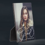 Placa Expositora Graduación de fotos de escritura de grado moderna<br><div class="desc">Su foto,  nombre,  año de graduación y la palabra Grad con letras blancas de moda,  esta placa fotográfica tiene un caballete incorporado en la parte posterior. Un bello recuerdo para tu graduación,  padres,  abuelos. COINCIDIENDO elementos de nuestra colección.</div>