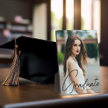 Placa Expositora Graduación de moda Foto manuscrita de escritura ne<br><div class="desc">Esta placa fotográfica de graduación de moda presenta un sofisticado guión negro escrito a mano sobre una moderna fotografía completa de tu graduado. Personalizar este regalo de aguijón con tu año de graduación y nombre.</div>