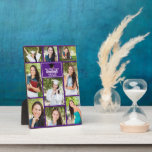 Placa Expositora Graduado de Collage de fotos morado Keepsake<br><div class="desc">Esta moderna placa de fotos de graduados graduados morados muestra tus 9 fotos de estudiantes favoritas. La decoración de esta fiesta de graduación presenta una elegante tipografía blanca de tu nombre de instituto o universidad para la clase de 2025. Personalizar este regalo de keepsake con tu año de graduación por...</div>